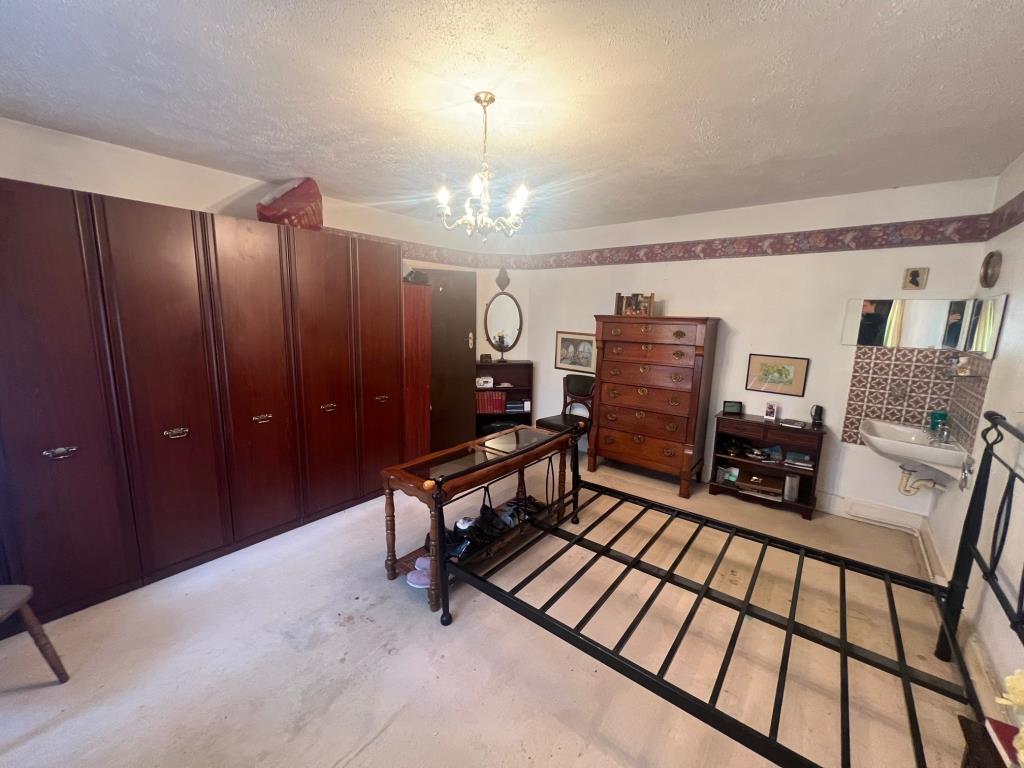 Lot: 83 - DETACHED HOUSE FOR IMPROVEMENT - Main front bedroom